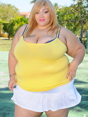 Blonde BBW pose her enormous body before she strips off - Picture 1