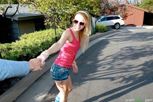 Tiny blonde in pink sunglasses out on th - Picture 2