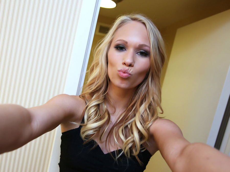 Sultry blonde with arm tattoo in black heel - XXX Dessert - Picture 1