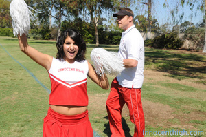 Chubby cheerleader practices her routine - Picture 4