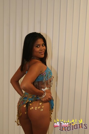 Black haired indian babe sheds her blue outfit and showing her yummy butt and boobies - XXXonXXX - Pic 14