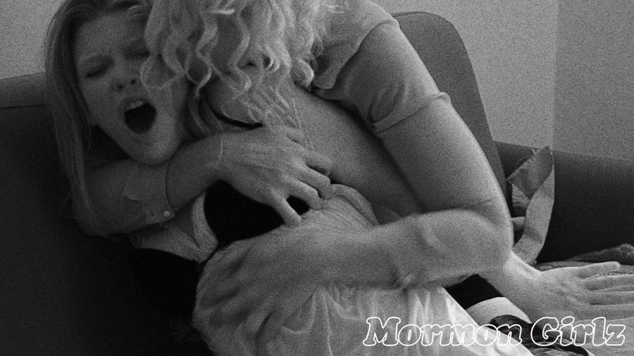 Alpha dyke reaches over for a pussy feast that's rough - XXXonXXX - Pic 6