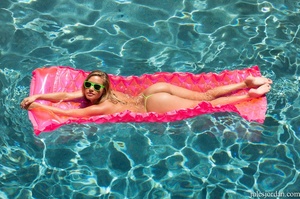 Blonde girl gets naked and poses seductively while swimming in pool. - Picture 20
