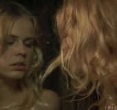 Video of a blonde babe fingers her sweaty pussy and kissing herself in