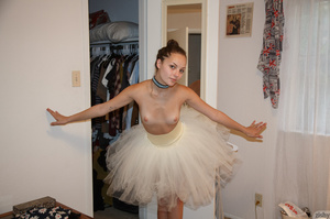 Small-chested ballerina spreads her legs - Picture 3