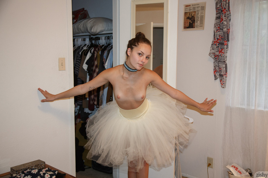 Small-chested ballerina spreads her legs in - XXX Dessert - Picture 3
