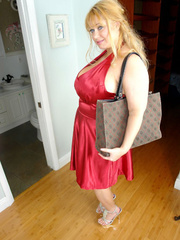 Banging blonde in red dress and silver high heels pose - Picture 2