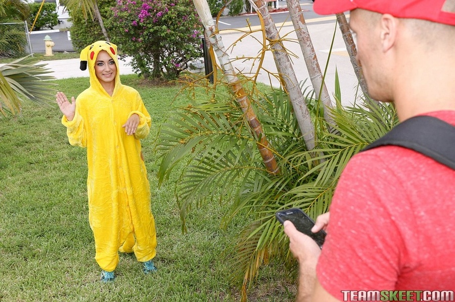 Brunette in yellow costume shows love by su - XXX Dessert - Picture 1