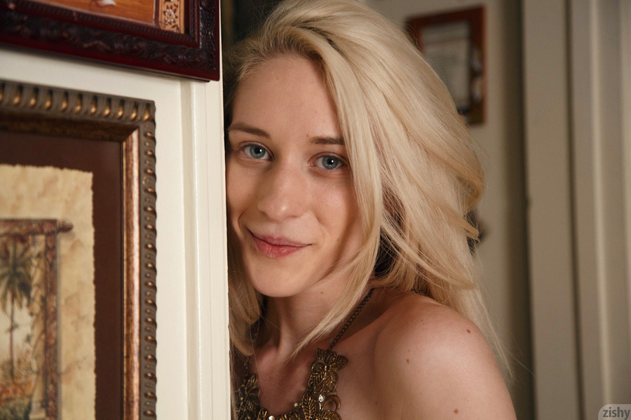 Alluring blonde bombshell flirts for the ca - XXX Dessert - Picture 1