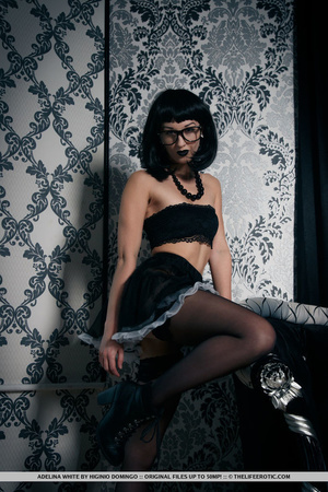 Girl with black lipstick and glasses lov - Picture 1