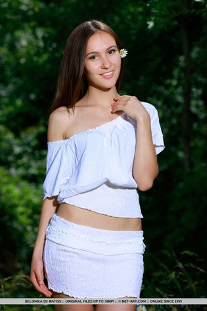 Glamorous brunette in white loose top an - XXX Dessert - Picture 2