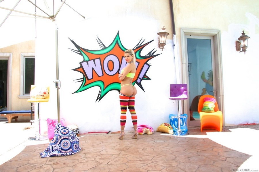 Gorgeous babe strips down her multi-colored - XXX Dessert - Picture 4