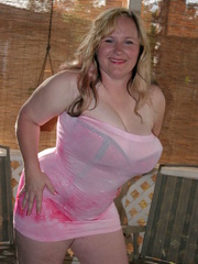 Foxy BBW displays her fat body outdoor before she goes - Picture 3