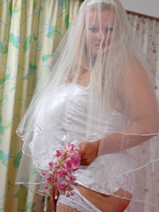 Plus size bride wearing her white veil, nighty, - Picture 2
