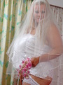 Plus size bride wearing her white veil, - Picture 2