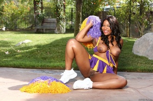 Plump black cheerleader with curly hair  - Picture 8