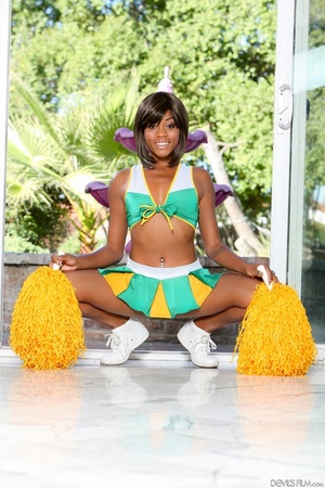Pierced belly ebony cheerleader striptea - Picture 4