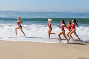 Five beauties in sexy swimsuits running  - Picture 5