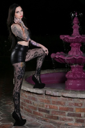 Stunning goth babe poses at the fountain - Picture 6