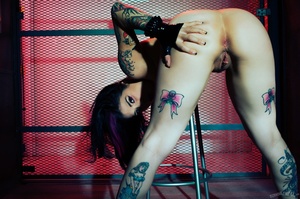 Sultry tattooed slut in black leans on a - Picture 10