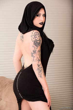 Flawless goth babe flaunts her amazing b - Picture 1