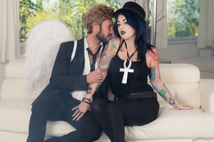 Thick goth babe with big tits fucked har - XXX Dessert - Picture 2