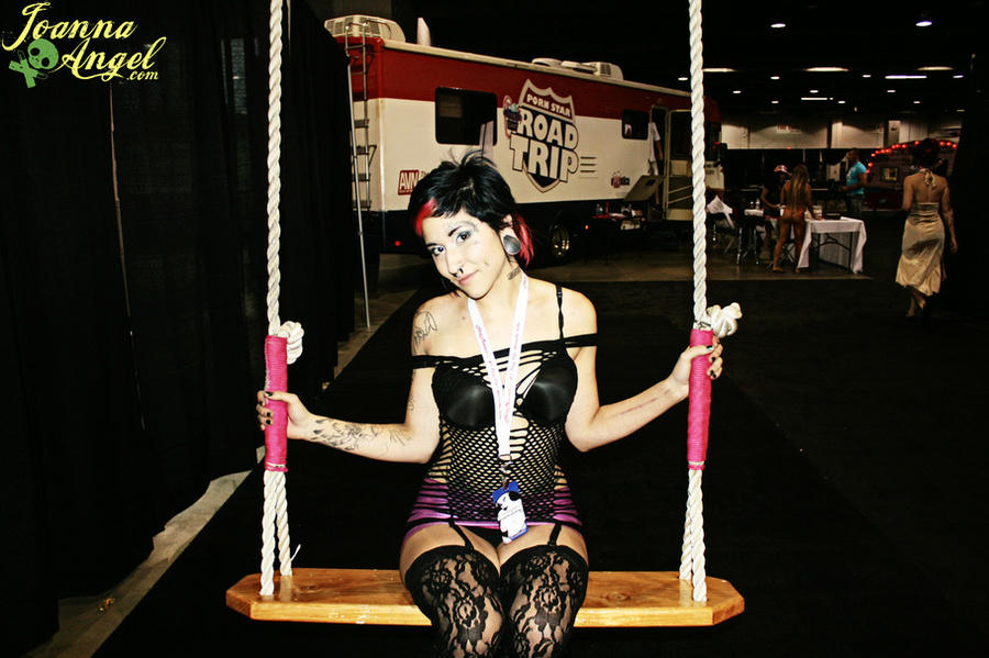 Slutty rocker babes enjoys a nice orgy in t - XXX Dessert - Picture 1