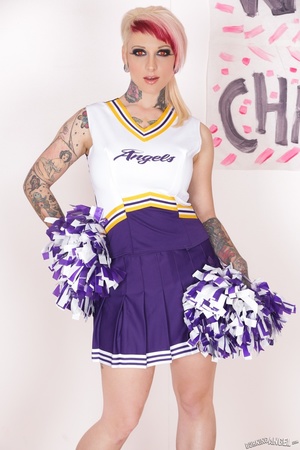 Sexy blonde cheerleader exposes her juic - Picture 1