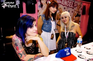 Fans enjoy the meet and greet with the i - XXX Dessert - Picture 2