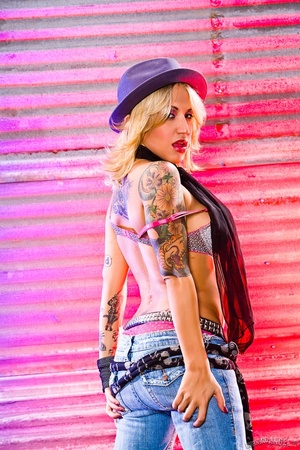 Tattooed blonde rockstar shows her perky - Picture 3