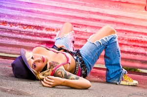 Tattooed blonde rockstar shows her perky - Picture 8