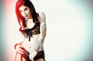 Alluring fox with tattoos poses to show  - XXX Dessert - Picture 4