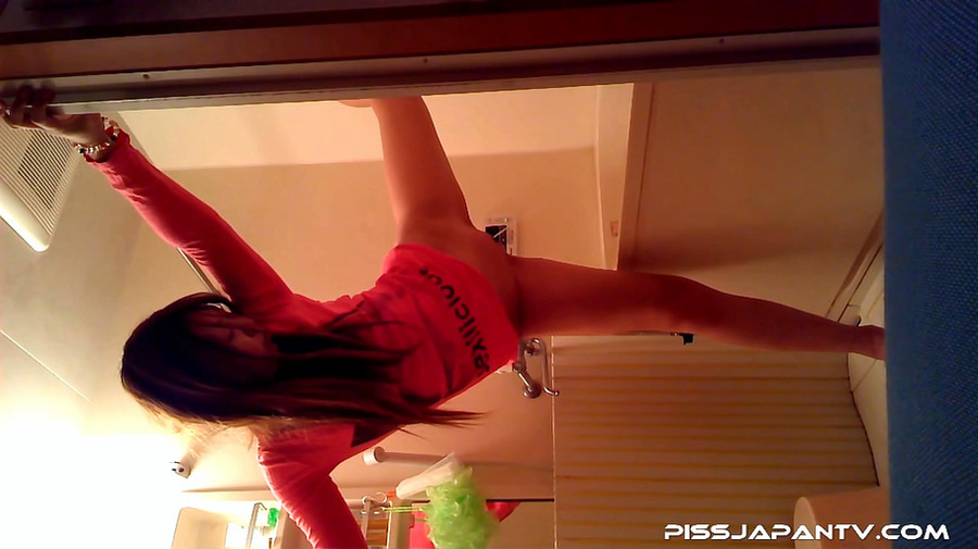 Toilet camera filmed a sweet Japanese babe  - XXX Dessert - Picture 6