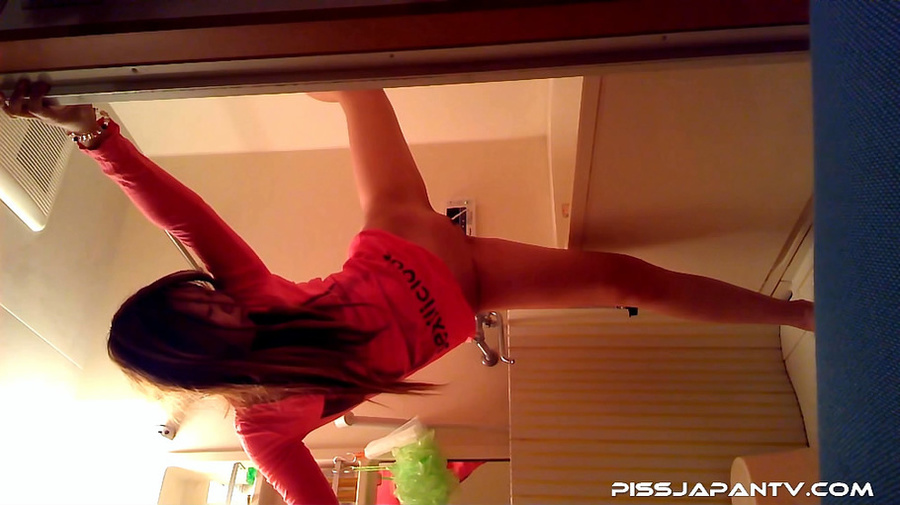 Toilet camera filmed a sweet Japanese babe  - XXX Dessert - Picture 7