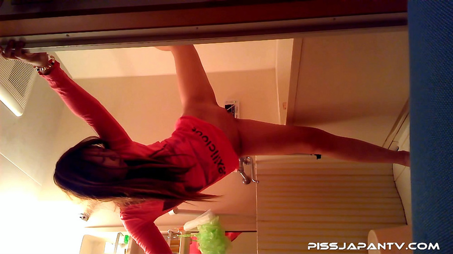 Toilet camera filmed a sweet Japanese babe  - XXX Dessert - Picture 8