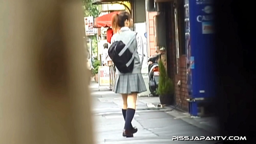 Hot college babe lifts her skirt and takes  - XXX Dessert - Picture 4