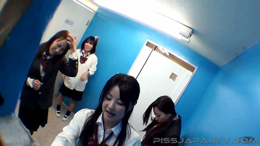 Japanese bitches are filmed crouching and t - XXX Dessert - Picture 1