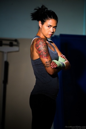 Exotic tattooed fighter in ponytail posi - Picture 2