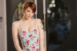 Short-haired redhead in floral top undre - XXX Dessert - Picture 3