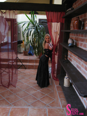 Enjoyable blonde wearing black leather boots and golden jewelry shows off her body pleasurably in the night - Picture 12