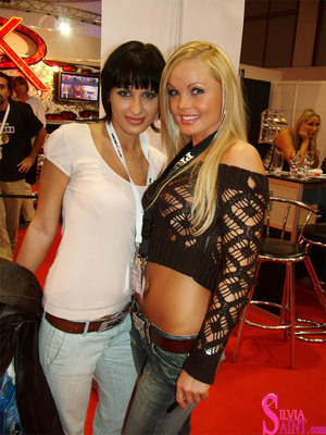 This older blonde gets dressed up and takes photos with her fans - XXXonXXX - Pic 6