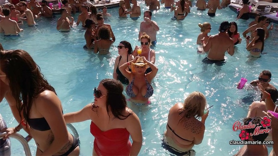 Oiled-up blonde BBW enjoying some threesome - XXX Dessert - Picture 8