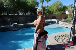Poolside posing and masturbation with a  - Picture 2