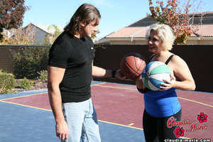 Basketball court flirting leads to a blowjob and cunnilingus - Picture 1