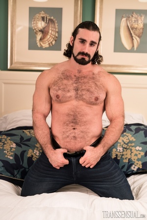 Buff handsome stud naked on bed showing his guns and cock - Picture 5