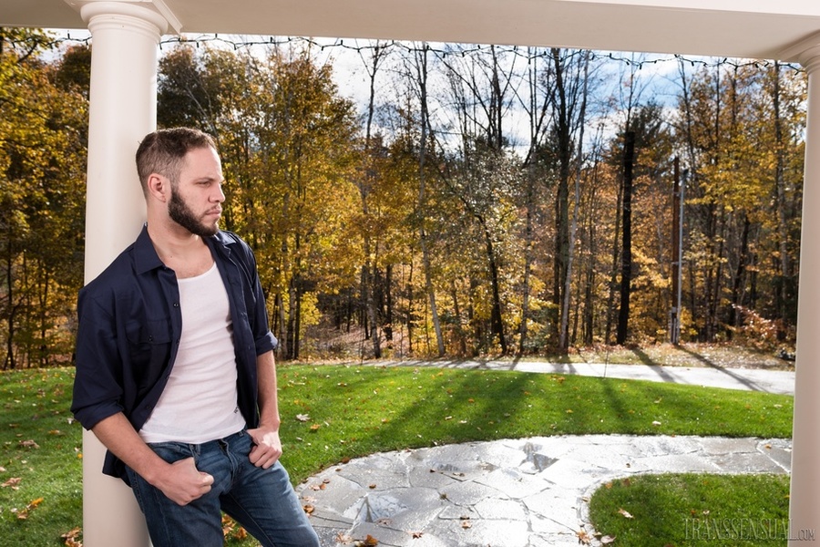 Gorgeous nerdy trans kiss and teases a stranger at the park - XXXonXXX - Pic 1