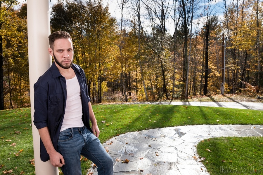 Gorgeous nerdy trans kiss and teases a stranger at the park - XXXonXXX - Pic 2