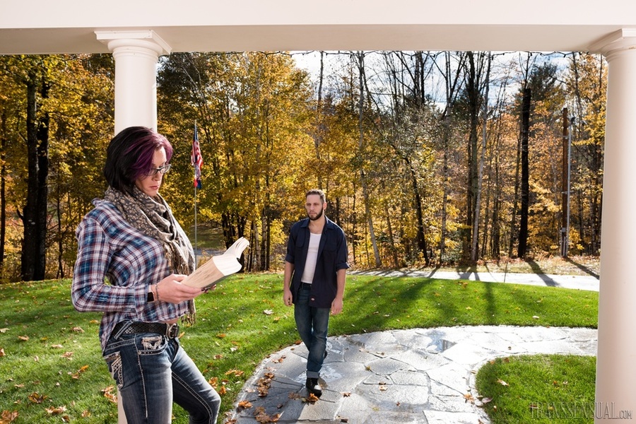 Gorgeous nerdy trans kiss and teases a stranger at the park - XXXonXXX - Pic 3