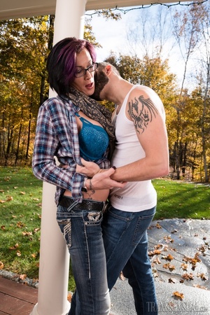 Gorgeous nerdy trans kiss and teases a stranger at the park - Picture 10