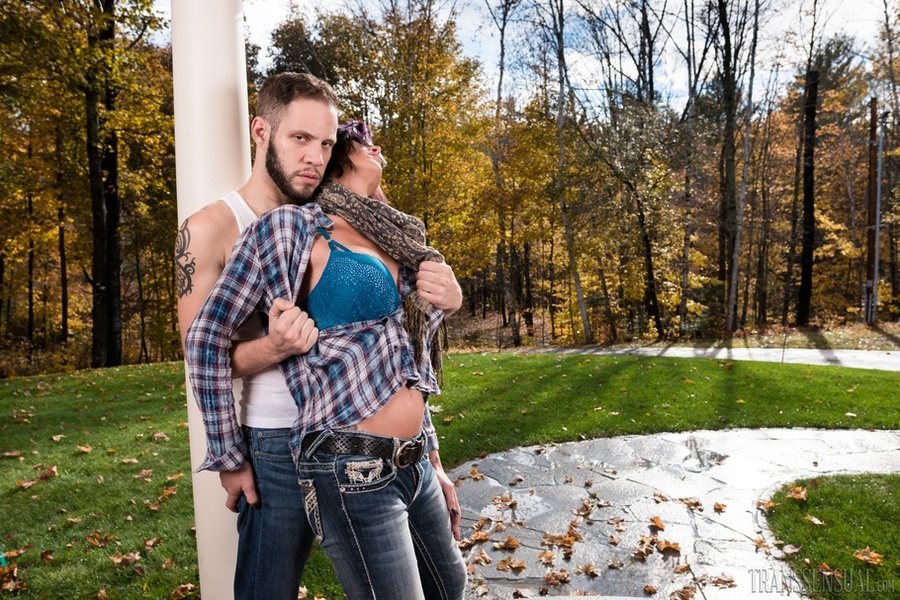 Gorgeous nerdy trans kiss and teases a stranger at the park - XXXonXXX - Pic 13